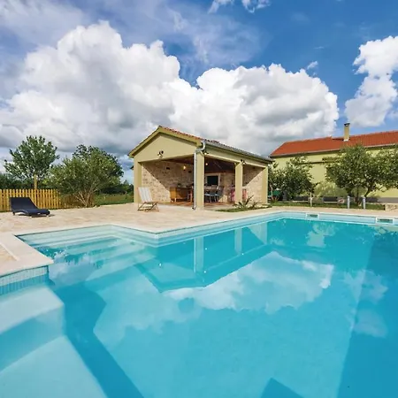 2 Bedroom Stunning In Biograd Holiday home