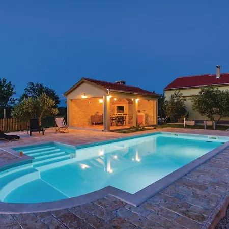 2 Bedroom Stunning In Biograd Holiday home Lisane Tinjske
