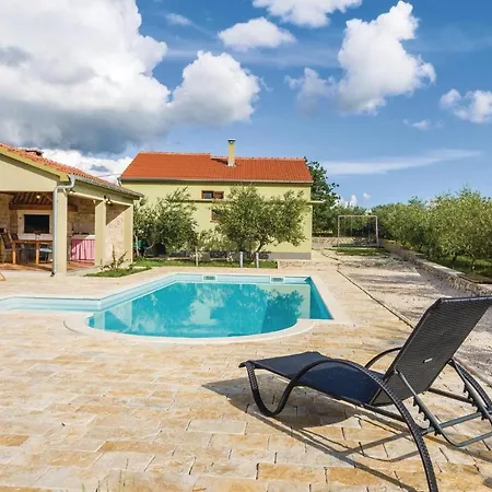 2 Bedroom Stunning In Biograd Casa de Férias *