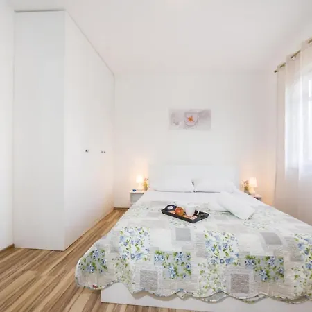 Casa de Férias 2 Bedroom Stunning In Biograd *